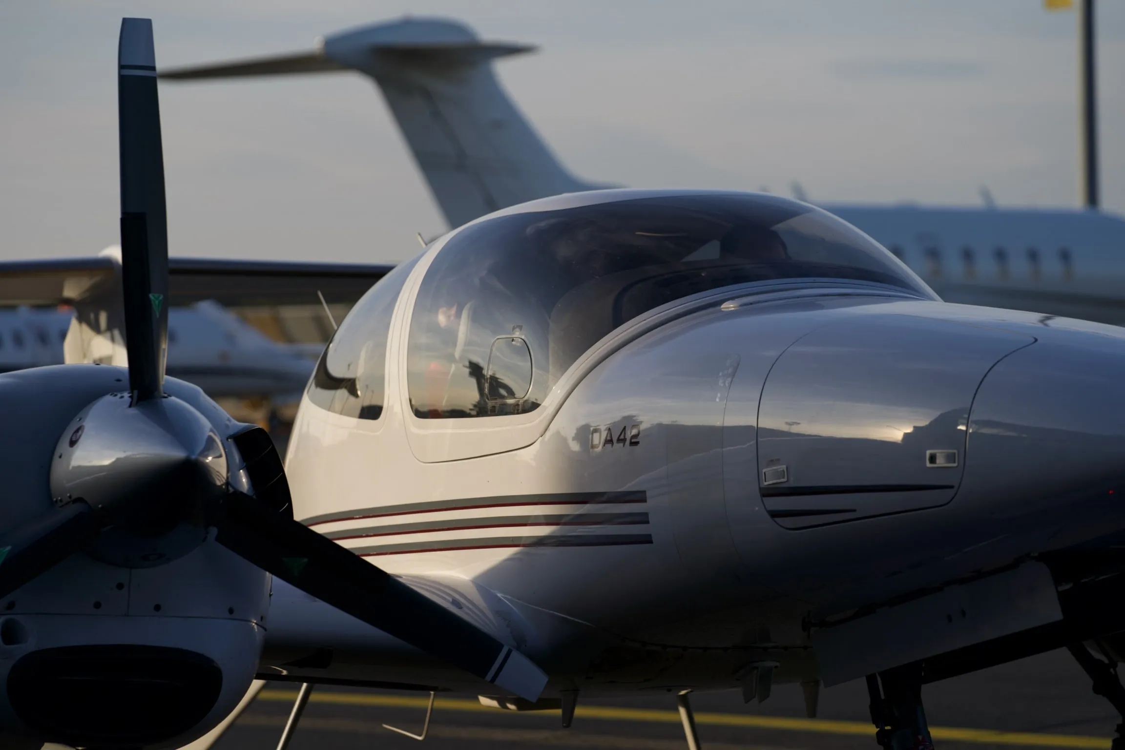 Cockpit einer Diamond DA42 mit geöffneter Haube