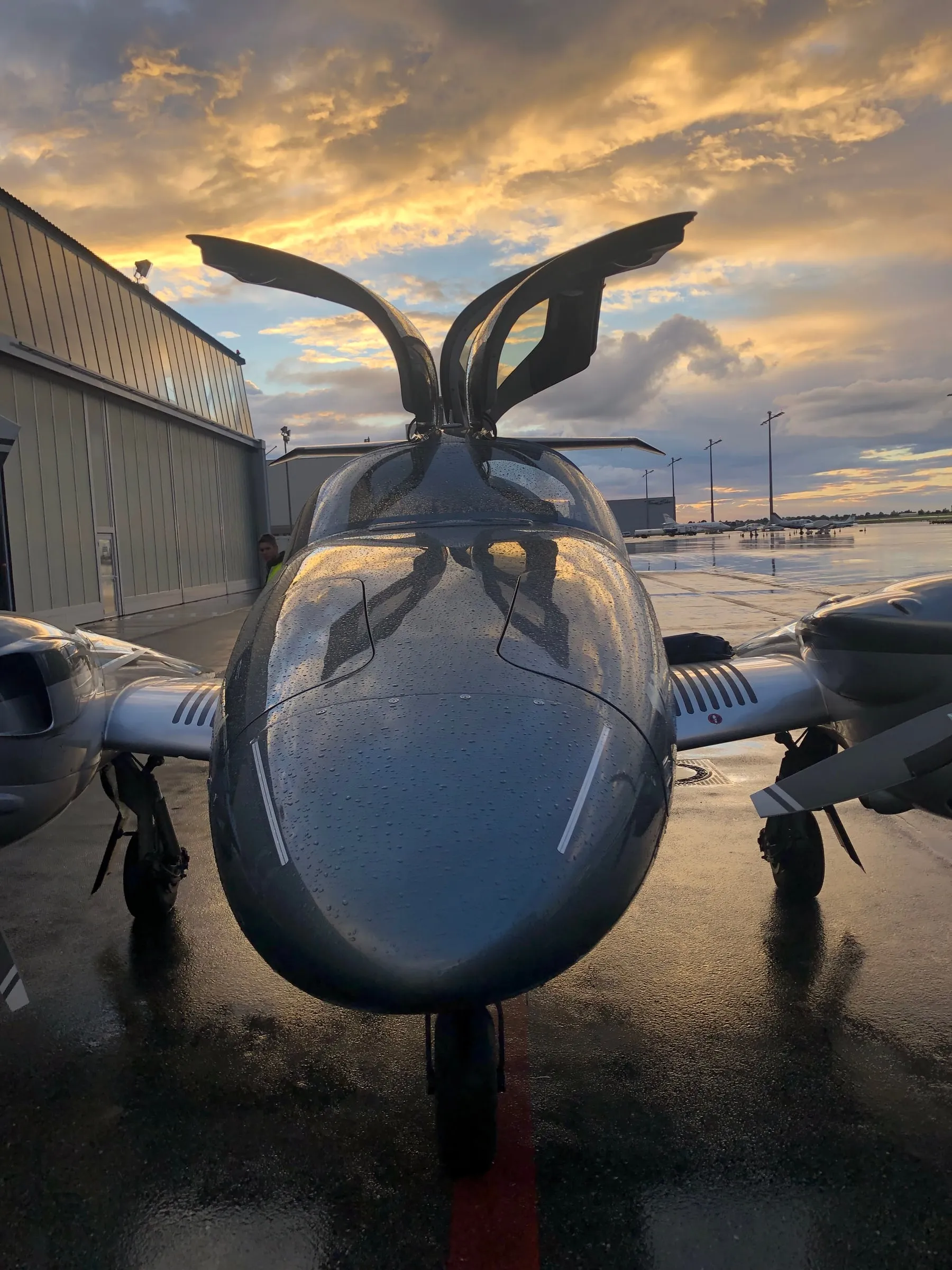 Diamond DA62 D-IBEC von vorne vor dem Hangar