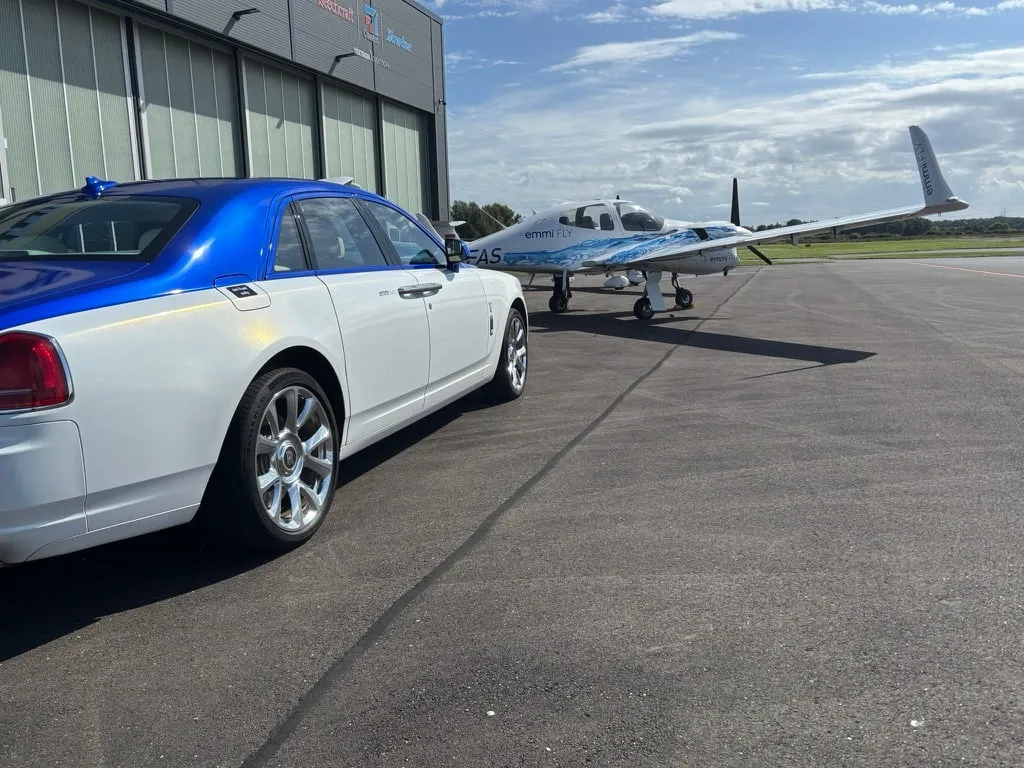 Limousine auf dem Vorfeld vor einer emmi FLY Maschine